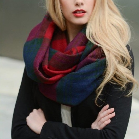 New Noel Plaid Triangle Scarf - Picture 3 of 7